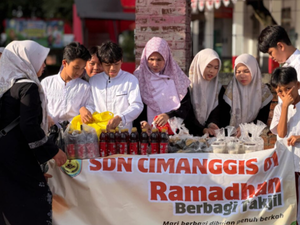 Tebarkan Kepedulian Kepada Sesama, SDN Cimanggis 01 Bojonggede  Gelar Saling  Berbagi Takjil