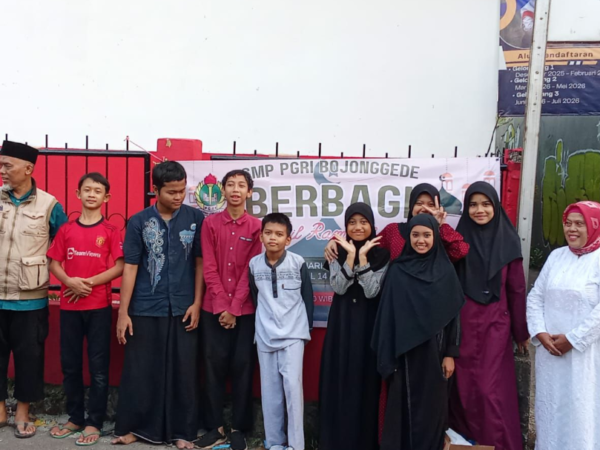 SMP PGRI Bojonggede berbagi takjil