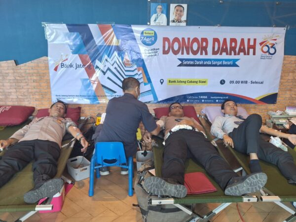 Personel Polres Tegal ikut donor darah di HUT ke-63 Bank Jateng