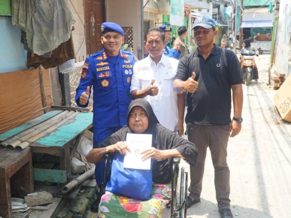 Ditpolairud Polda Metro Jaya Salurkan Kursi Roda untuk Warga Pesisir Muara Angke