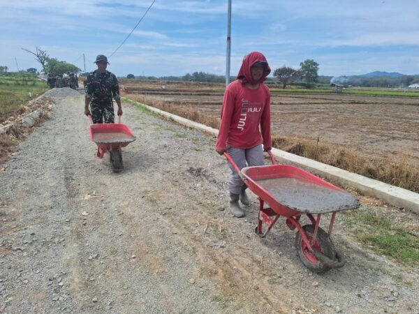 Stok Menipis, Satgas TMMD 128 Sigap Angkut Semen Demi Kelancaran Pengecoran Jalan