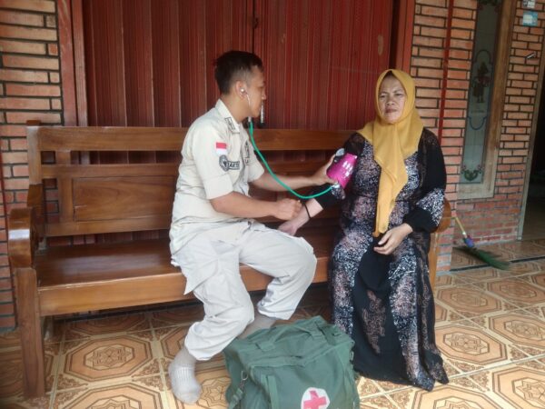 Tim Keslap TMMD 128 Wujudkan Sinergi TNI dan Masyarakat Melalui Pelayanan Kesehatan