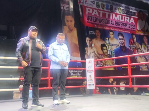 Ketua DPRD Maluku Benhur George Watugun Membakar Semangat Penonton Dalam Ajang Pattimura International Big Fight 2026