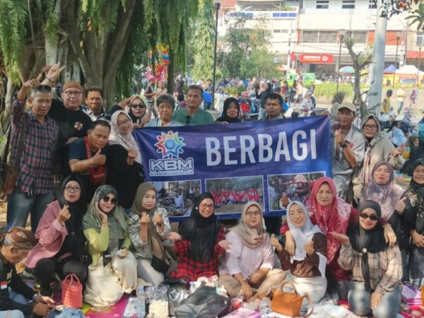 KBM Gelar Aksi Sosial Berbagi Sembako untuk PKL Alun-alun Bogor, Pererat Silaturahmi*