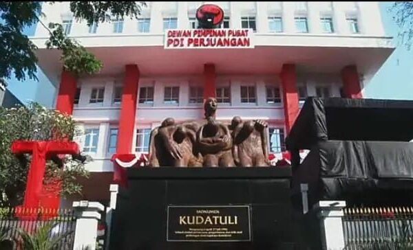 Ketua Umum PDI Perjuangan Megawati Soekarnoputri meresmikan Monumen Kudatuli di Kantor DPP PDI Perjuangan, Jalan Diponegoro No. 58, Menteng, Jakarta Pusat.