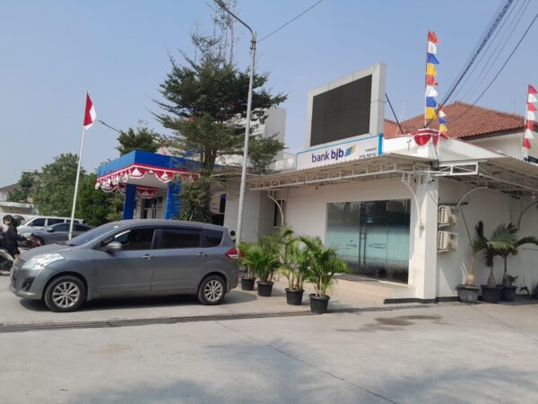 Pantauan media di kantor Samsat Bersama Kabupaten Bekasi.Jadwal Samsat Keliling di Kabupaten Bekasi Tetap Berjalan Normal.