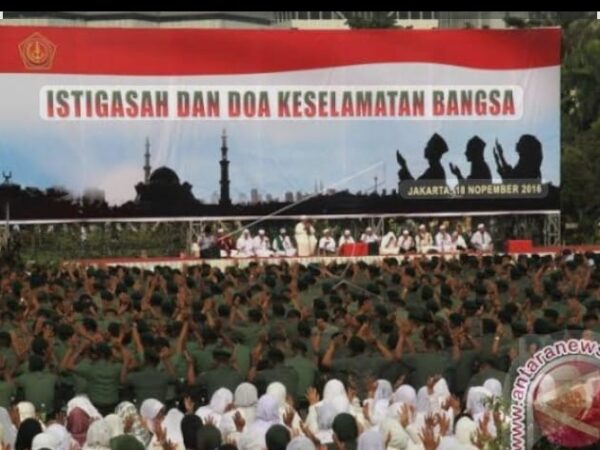 Ribuan umat dan tokoh dari berbagai agama menghadiri acara Doa dan Dzikir Kebangsaan di kawasan Monas