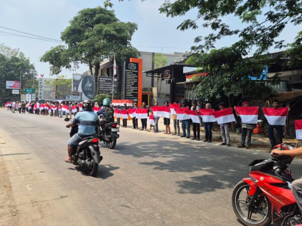 Semarak HUT ke-81 RI, FPK Lebak Bagikan 1.000 Bendera Merah Putih di Jalan Nasional