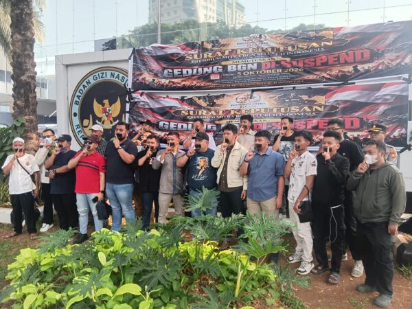 Sejumlah mitra Satuan Pelayanan Pemenuhan Gizi (SPPG) menggelar aksi di depan Kantor Badan Gizi Nasional (BGN).